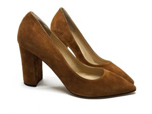 Décolleté in scamosciato color avana con tacco largo 8.5