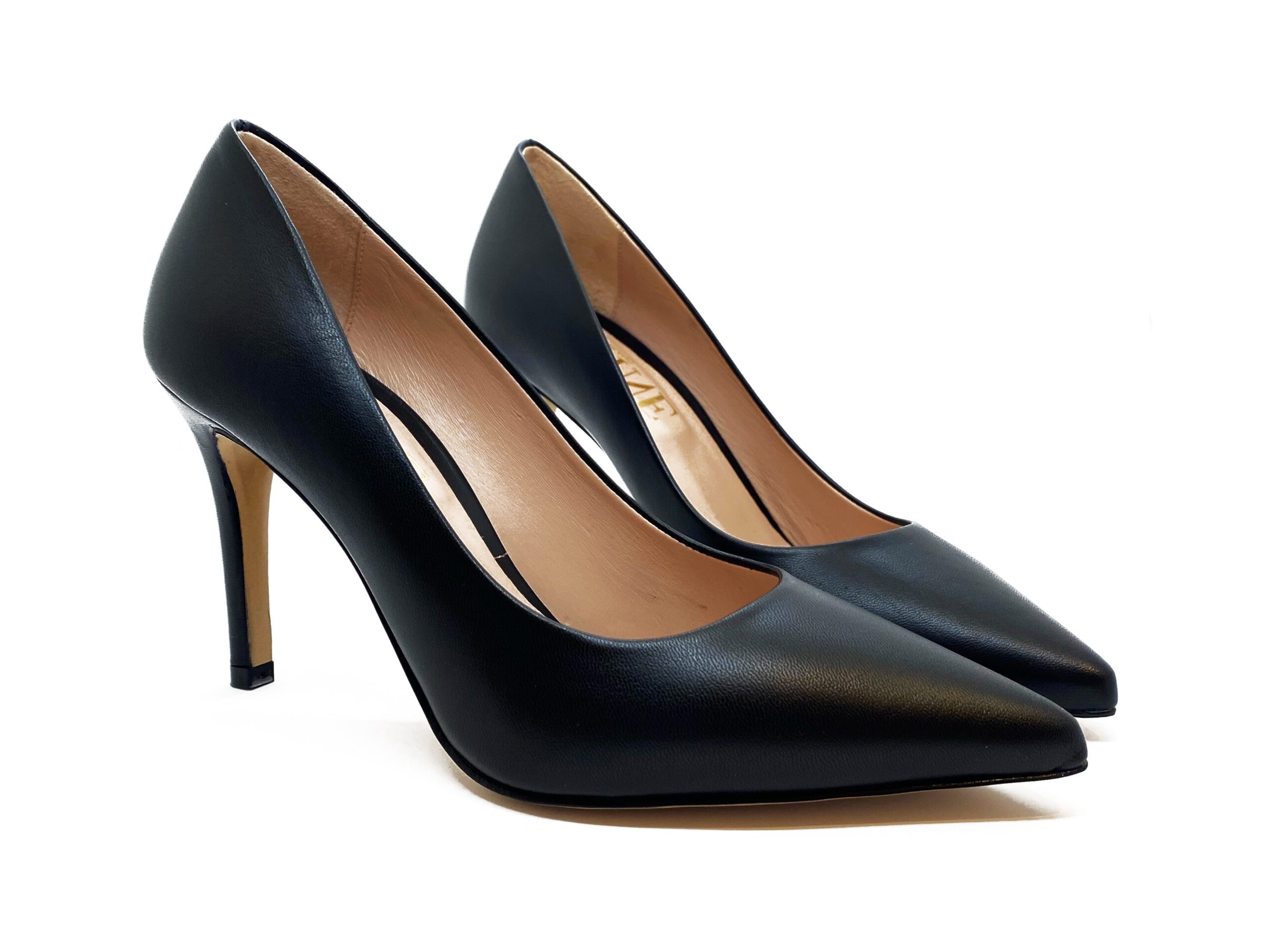 Décolleté in pelle color nero con tacco sottile 9