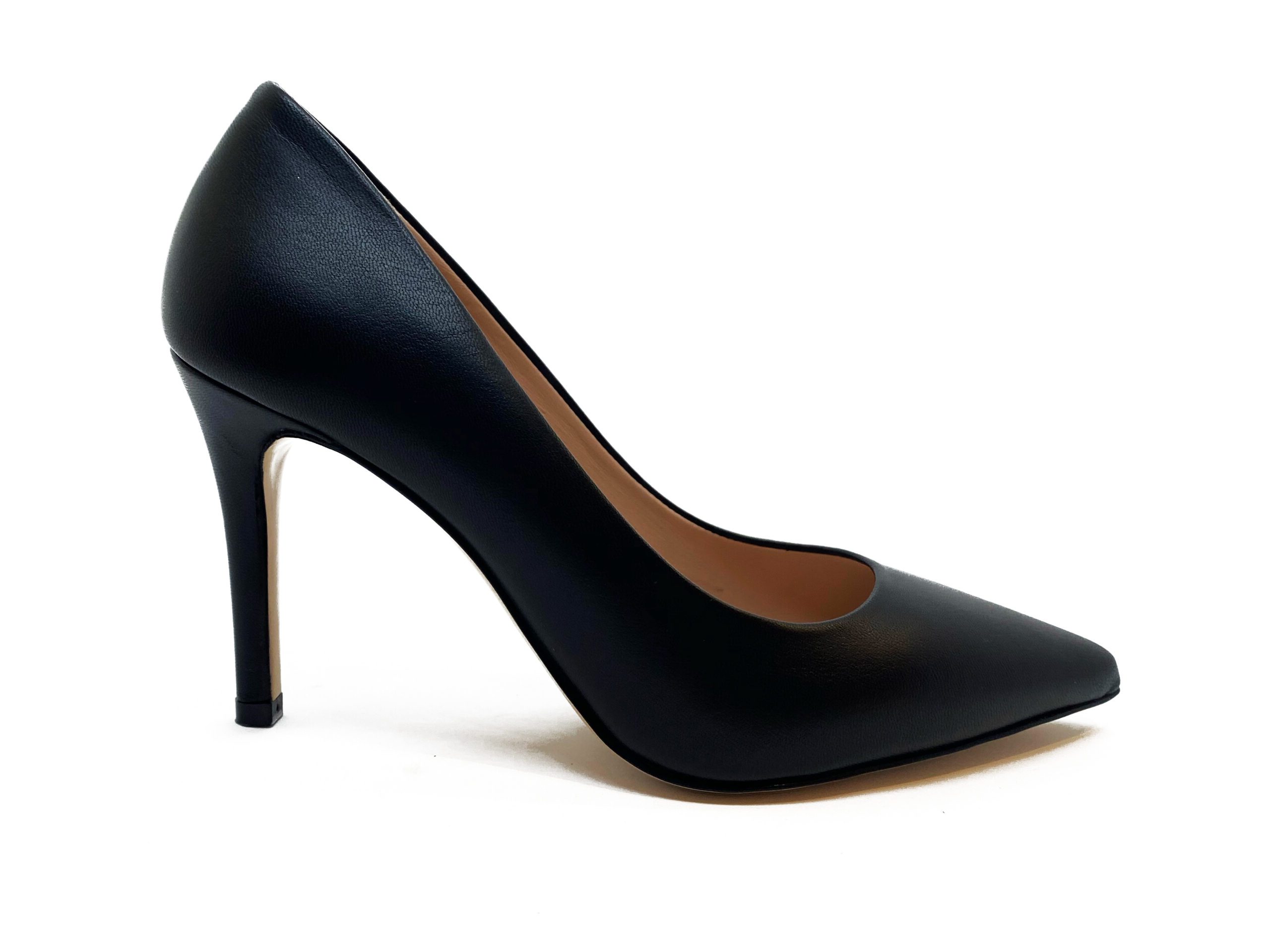 Décolleté in pelle color nero con tacco 9. lato esterno