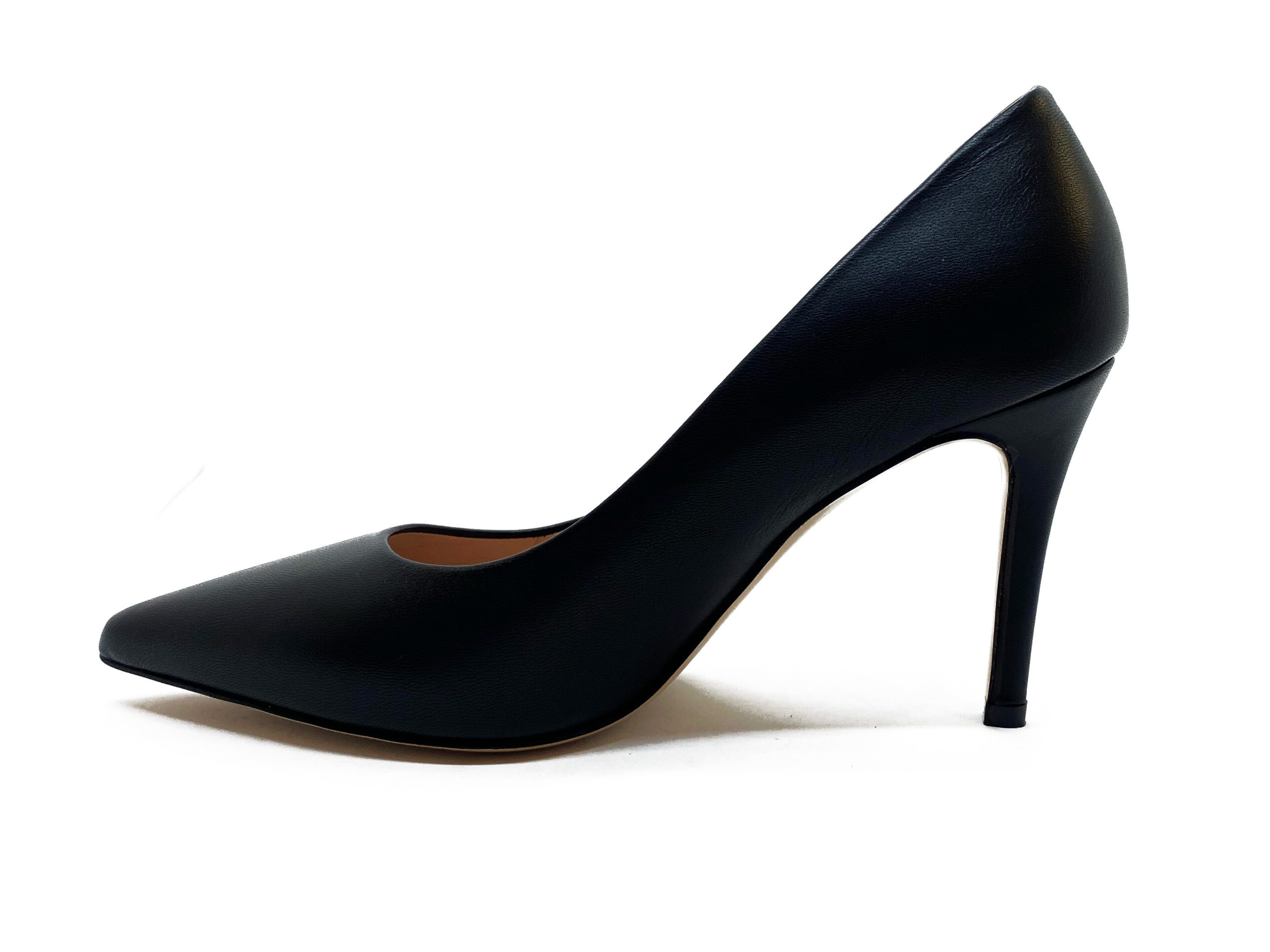 Décolleté in pelle color nero con tacco 9. lato interno