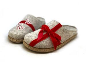 Pantofole in feltro grigio e decorazione natalizia in raso rosso