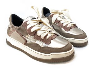 sneaker in scamosciato nei toni terra e laminato platino