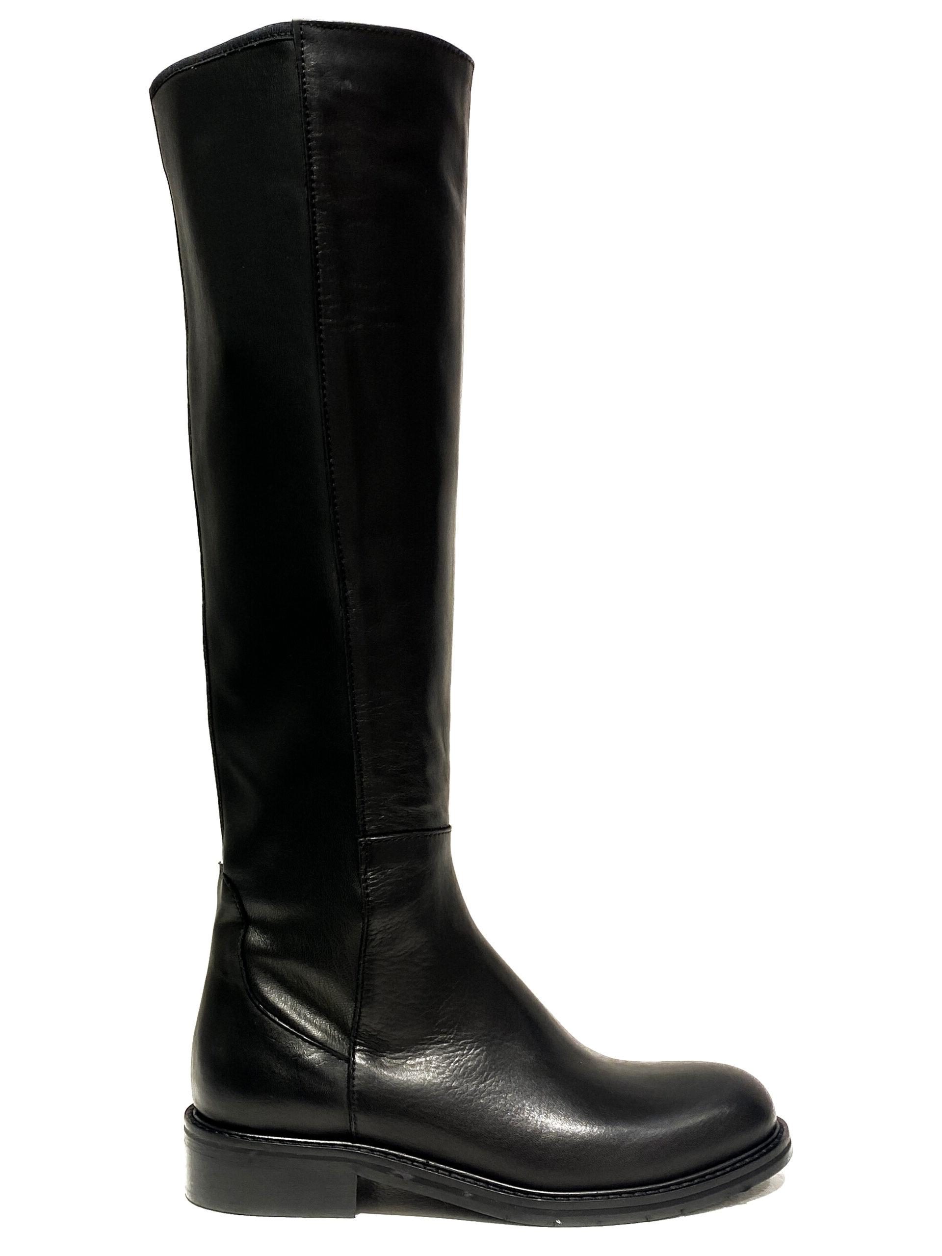 stivale flat in pelle nera con fascia posteriore elasticizzata in tinta, lato esterno
