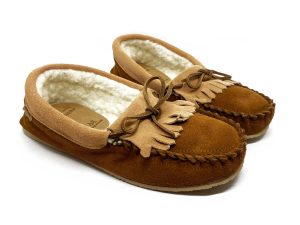 Pantofola a mocassino con frangia in scamosciato bicolore avana con interno in Pantofola a mocassino con frangia in scamosciato bicolore avana con interno in pura lana