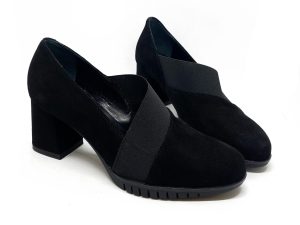 Décolleté in scamosciato nero con fascia elastica in tinta, tacco 6 largo
