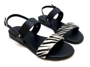 sandalo flat in pelle nera e fascia in cavallino zebrato