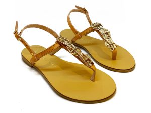 Infradito flat gioiello in pelle color cuoio con decorazione in metallo dorato geometrico