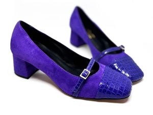 Décolleté in scamosciato viola con cinturino e punta in stampato cocco in tinta