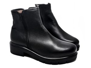 Stivaletto in pelle nera con interno di pelo taupe e suola a carrarmato nera