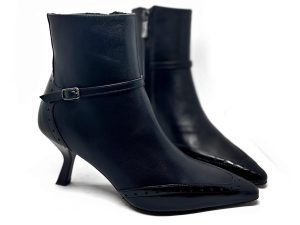 Tronchetto in pelle nera con cinturino e dettagli lucidi cob decorazione perforata brogue tacco 7 a virgola
