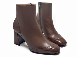 Tronchetto in pelle color cannella con decorazione perforata brogue, tacco 7,5 a blocchetto