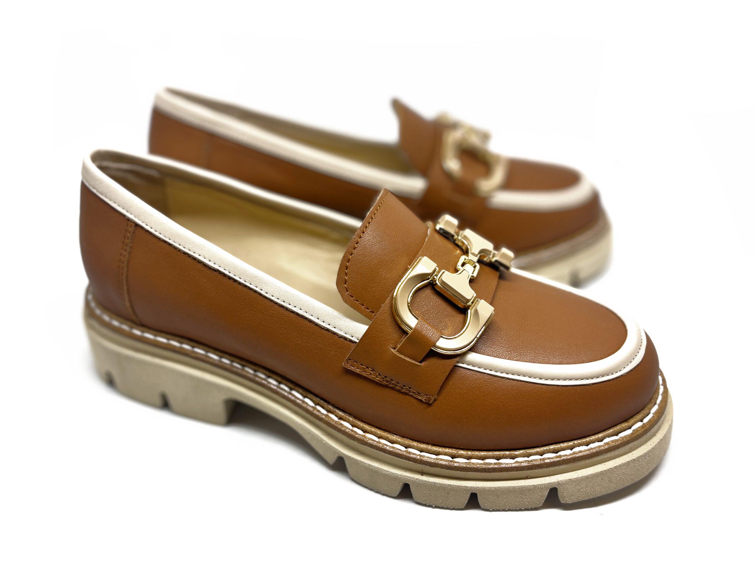 Mocassino con suola flatform in pelle color cuoio e profili in color nude con morsetto dorato