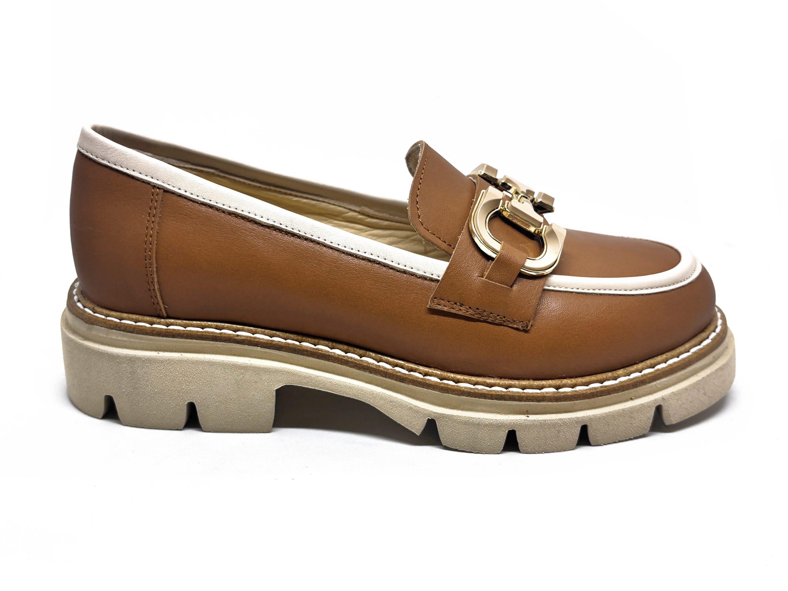 Mocassino con suola flatform in pelle color cuoio e profili in color nude con morsetto dorato, lato esterno