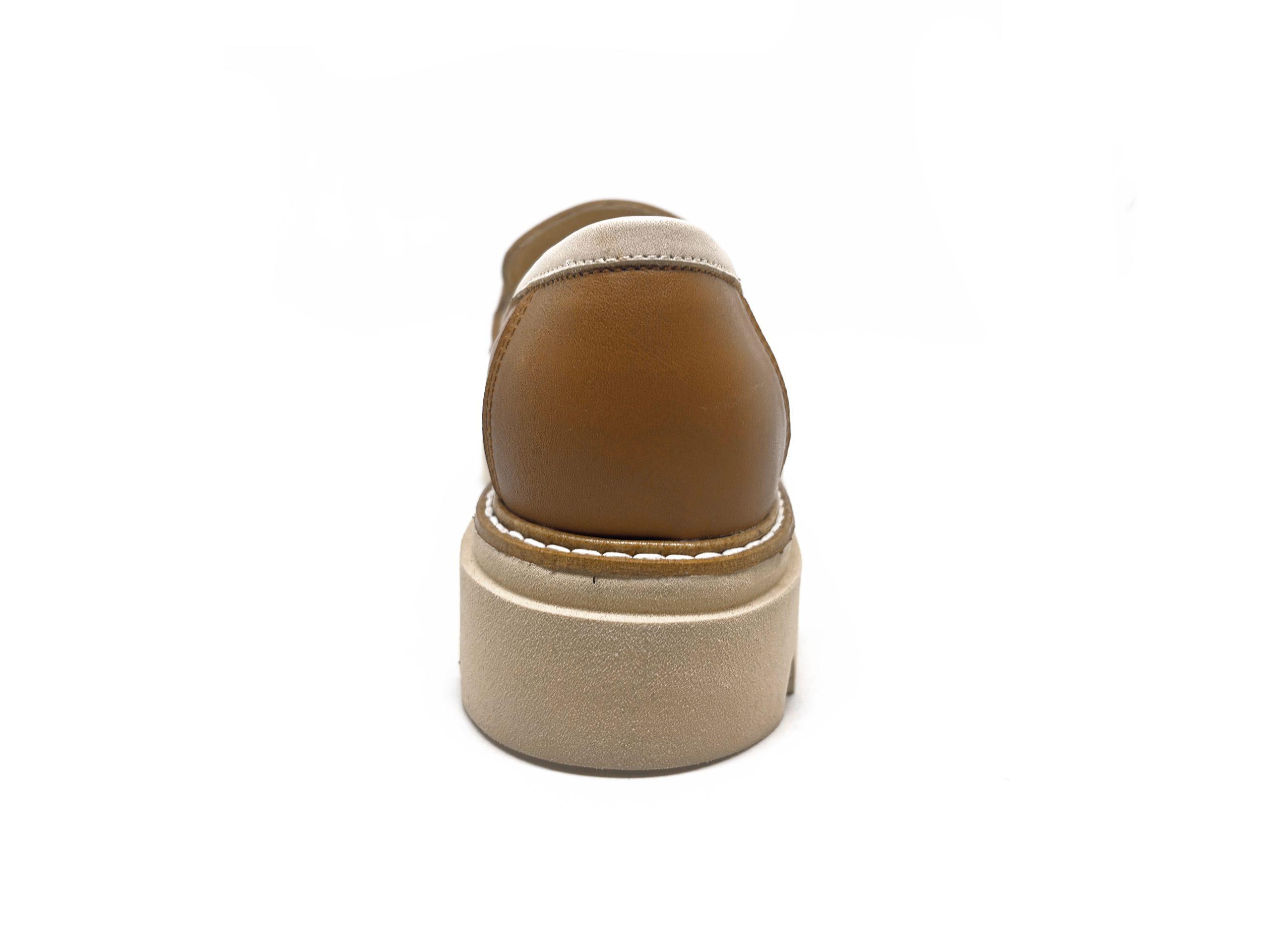 Mocassino con suola flatform in pelle color cuoio e profili in color nude con morsetto dorato, lato posteriore