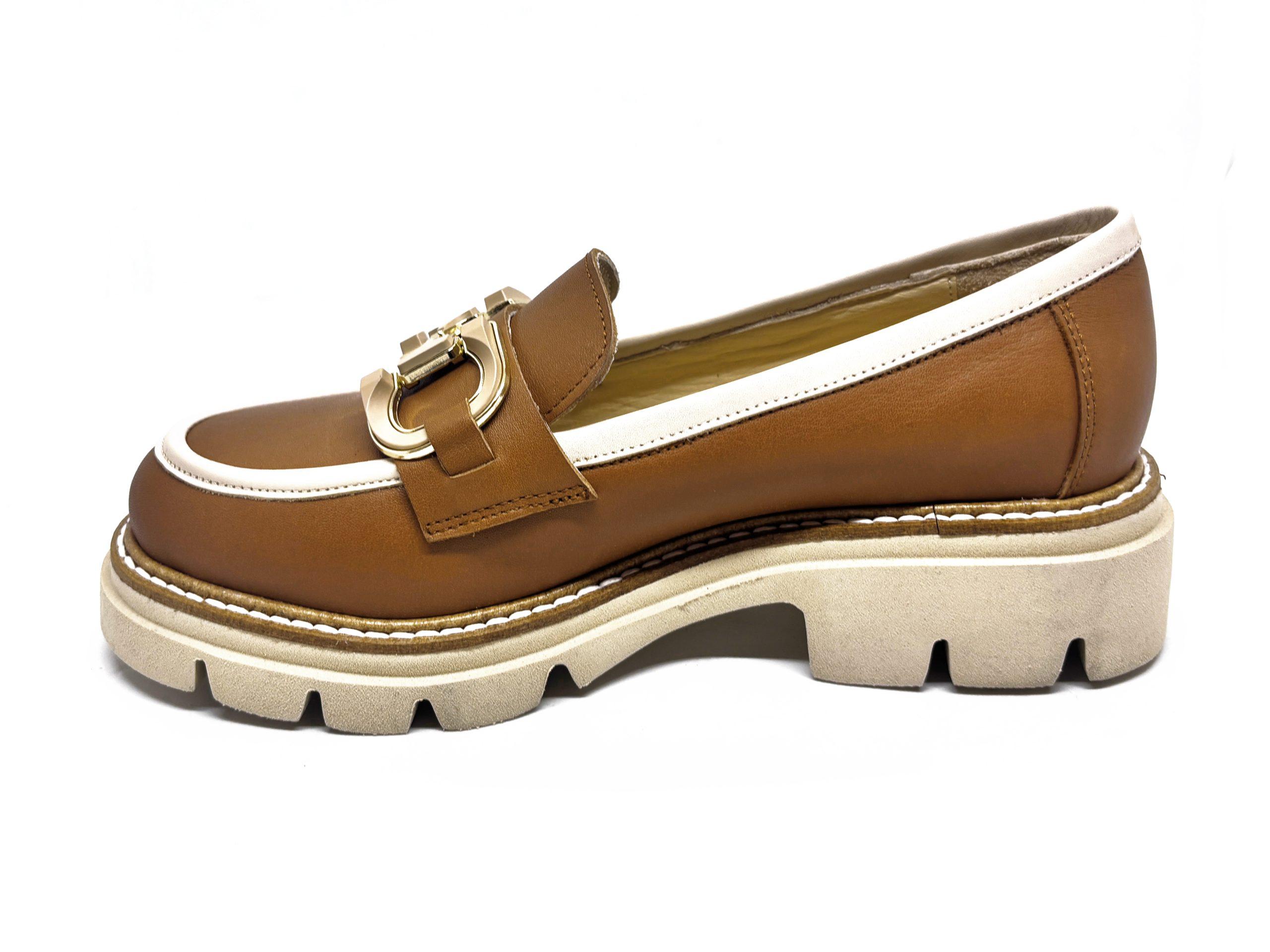 Mocassino con suola flatform in pelle color cuoio e profili in color nude con morsetto dorato, lato interno
