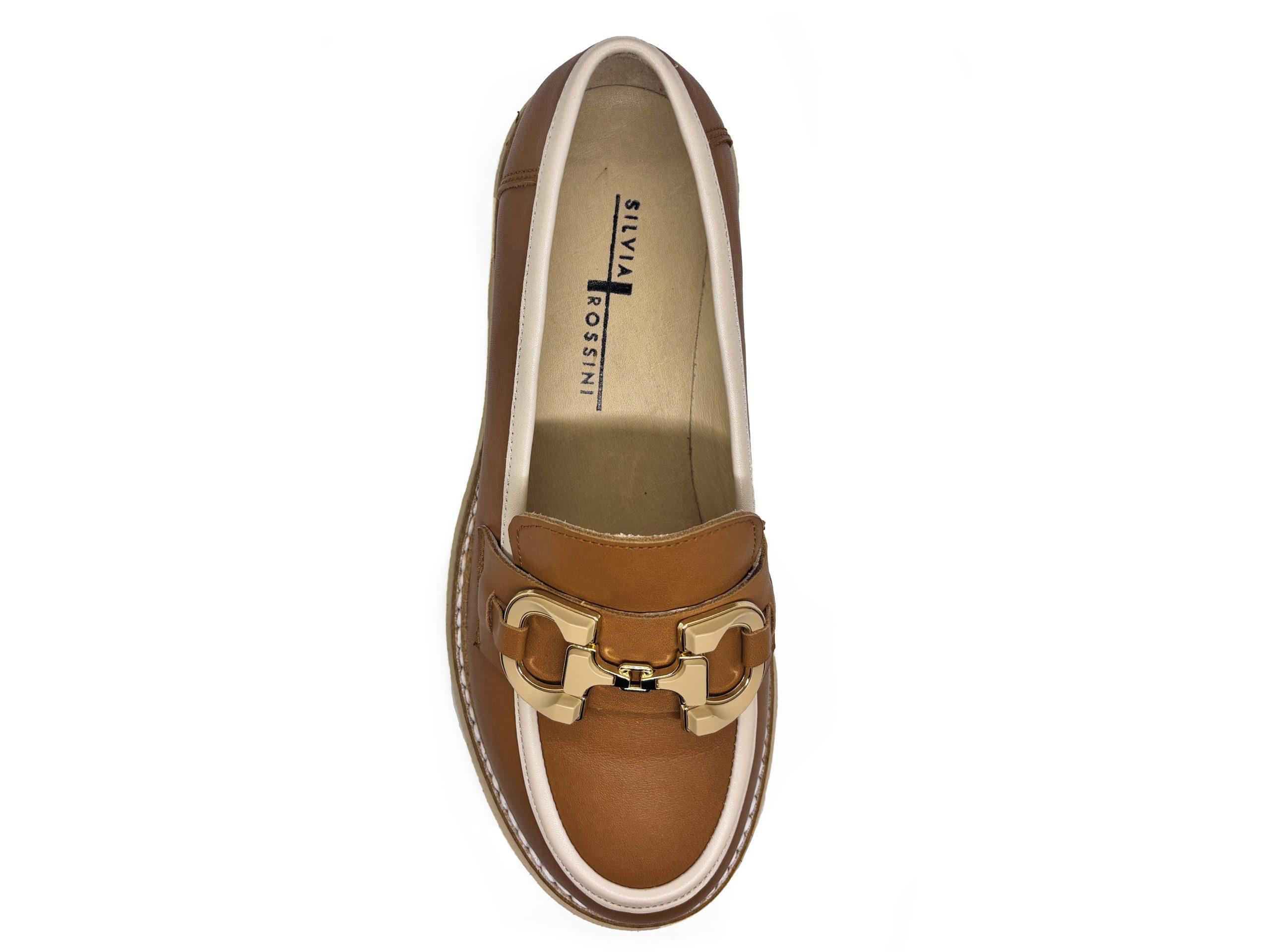 Mocassino con suola flatform in pelle color cuoio e profili in color nude con morsetto dorato, visto dall'alto