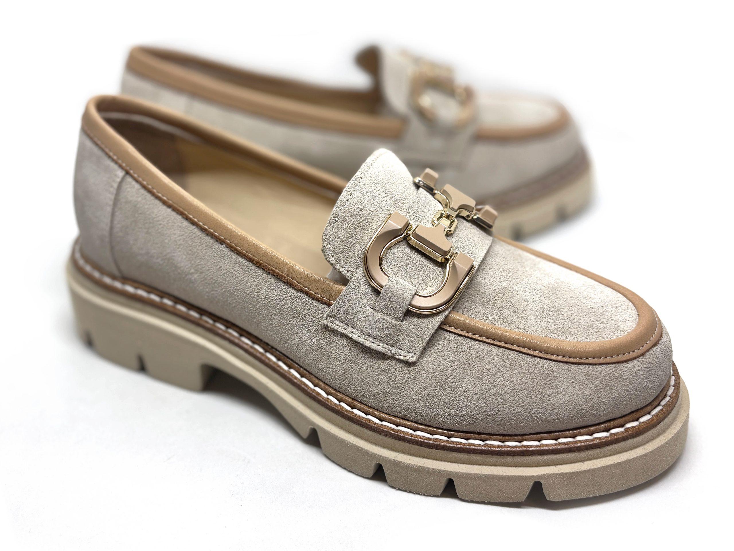Mocassino con suola flatform in crosta color sabbia e profili in color nude con morsetto dorato