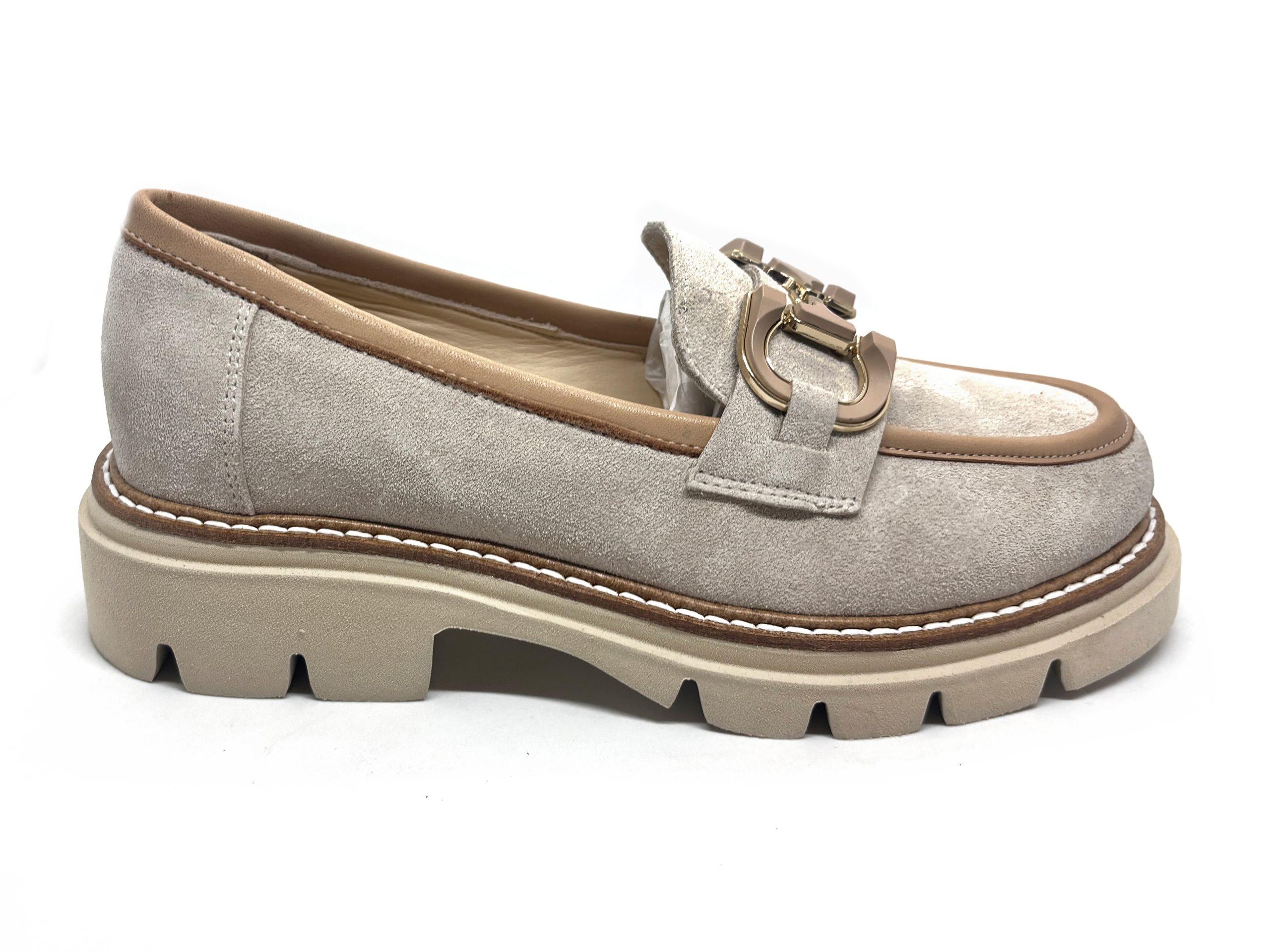 Mocassino con suola flatform in crosta color sabbia e profili in color nude con morsetto dorato, lato esterno