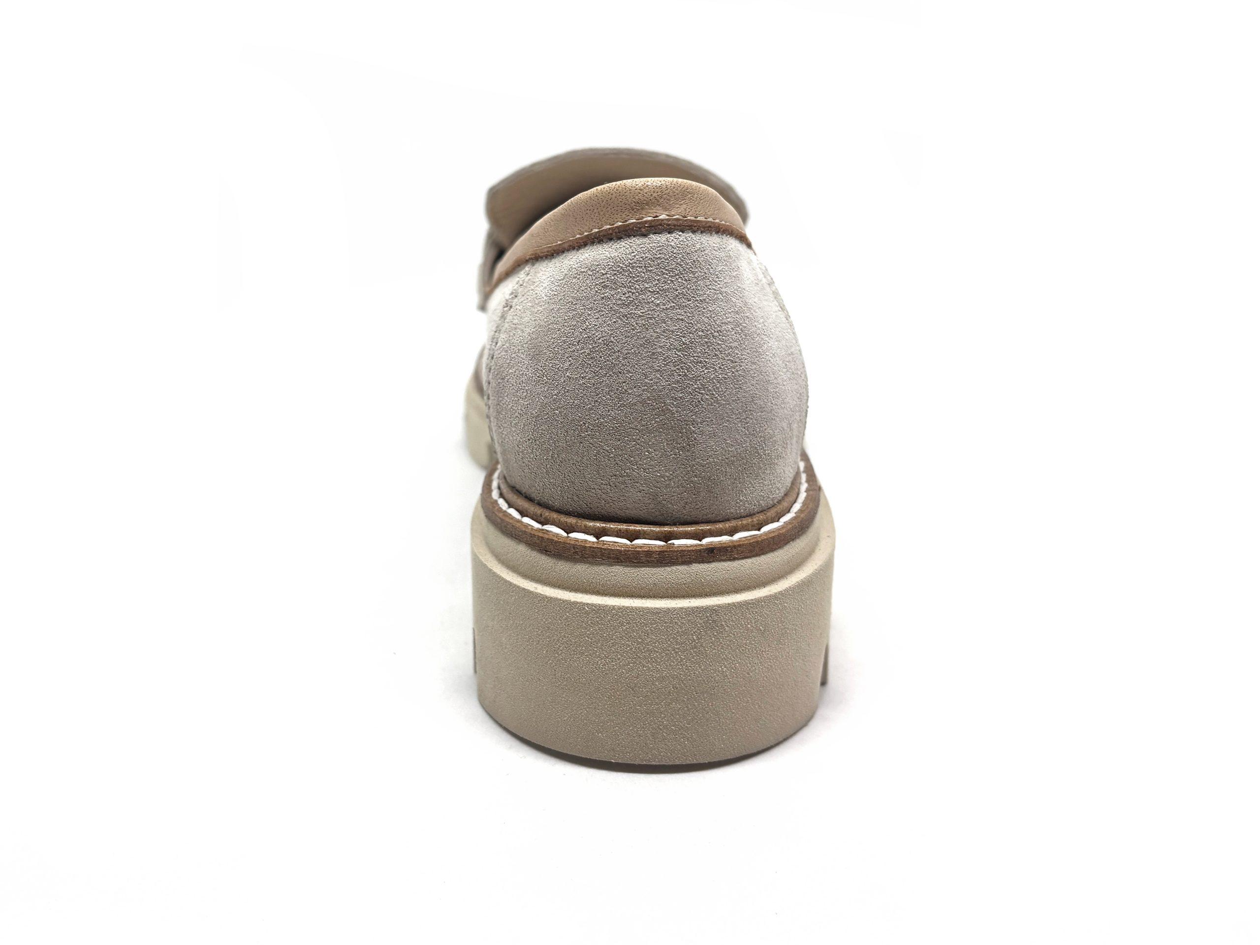 Mocassino con suola flatform in crosta color sabbia e profili in color nude con morsetto dorato, lato posteriore