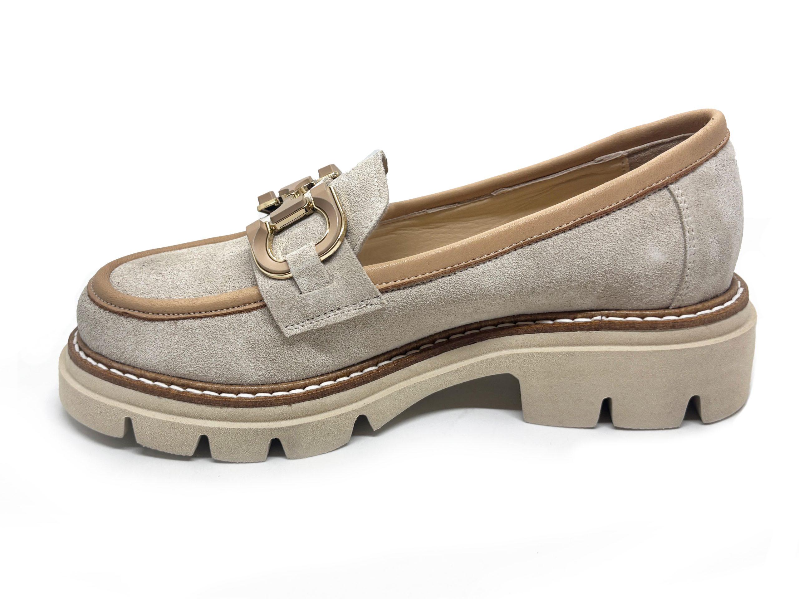 Mocassino con suola flatform in crosta color sabbia e profili in color nude con morsetto dorato, lato interno