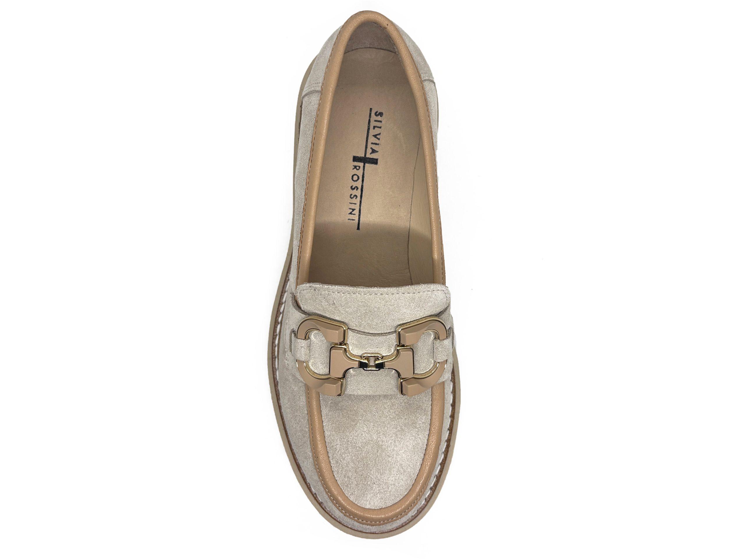 Mocassino con suola flatform in crosta color sabbia e profili in color nude con morsetto dorato, visto dall'alto