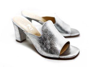 Sabot in pelle laminato argento, tacco 7 a blocchetto