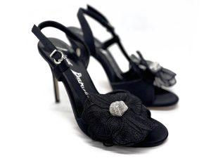 slingback in raso nero con dettaglio a fiore in pizzo e strass, tacco 10 a spillo