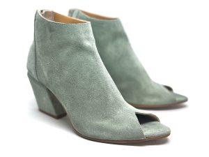 Stivaletto estivo spuntato in scamosciato verde menta, tacco 7 texano