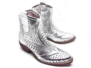 stivaletto in laminato argento traforato, tacco 4,5 texano