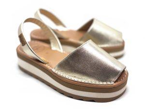 minorchina flatform in laminato platino, suola da 4 cm a righe cacao e crema