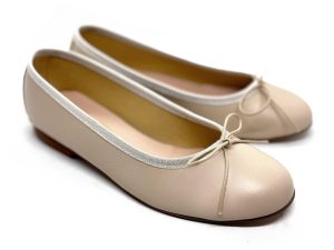 Ballerina in pelle color écru con tacco interno da 2,5 cm circa