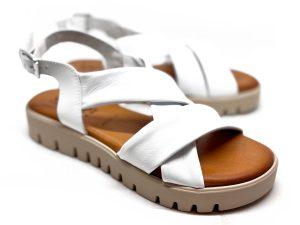 Sandalo flat in pelle bianca e suola super flessibile chiara