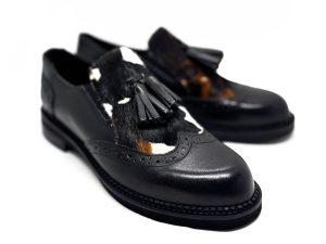 francesina in pelle nera con dettaglio in animalier e nappine