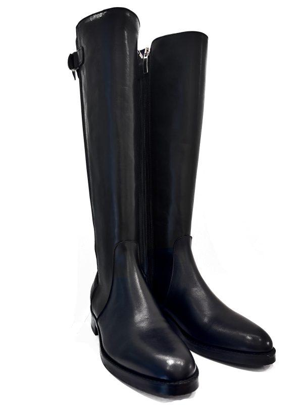 stivale al ginocchio in pelle nera flat con fascia posteriore in tessuto elasticizzato e cinturino