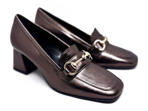 Mocassino in laminato bronzo con morsetto dorato, tacco 5,5 a blocchetto
