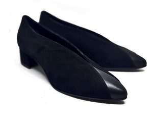 Ballerina accollata in scamosciato nero e punta di nappa in tinta, tacco 4 a blocchetto