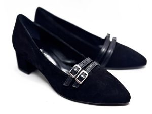Ballerina accollata in scamosciato nero con 2 cinturini in pelle, tacco 4 a blocchetto