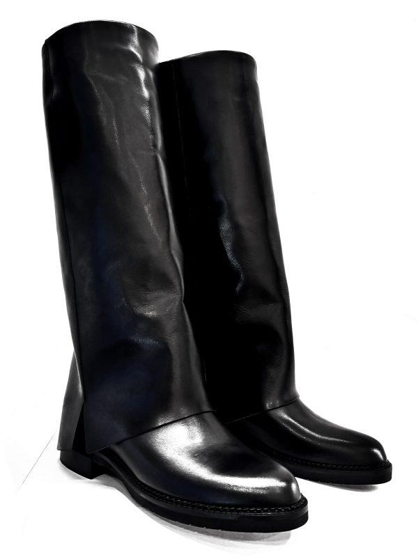 Stivale flat in pelle nera con gambale ripiegato e spacchetti laterali