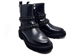 Stivaletto in pelle nera decorato con doppia fila di borchie e strass in tinta con suola a carrarmato