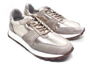 Sneaker in scamosciato taupe e laminato platino con suola bianca