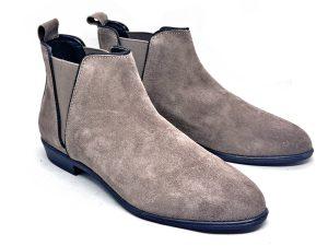 stivaletto Chelsea flat a punta in scamosciato color taupe e profili in nero