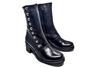 stivaletto in pelle nera decorate con borchie tonde laterali