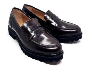 mocassino in pelle color cioccolato, suola a carrarmato nera