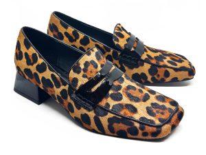 Mocassino in animalier con tacco e mascherina in vernice nera, tacco 4 a trapezio
