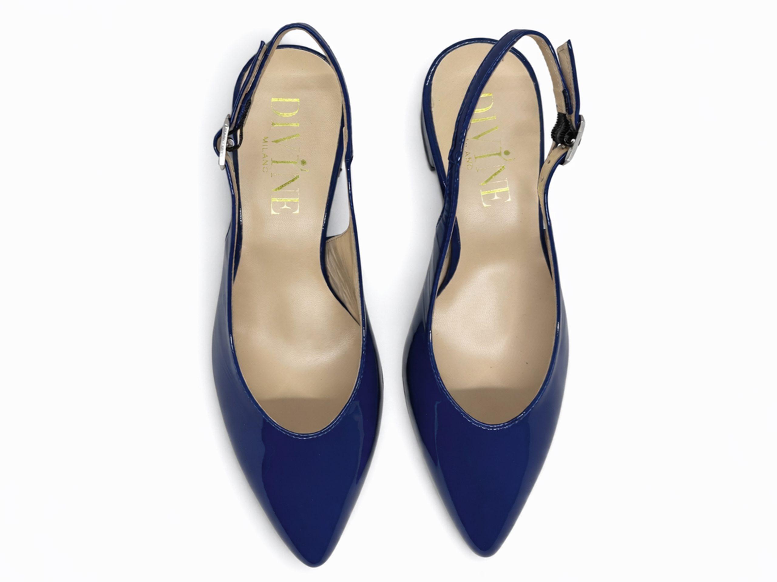 slingback in vernnice blu, tacco 4 largo, viste dall'alto