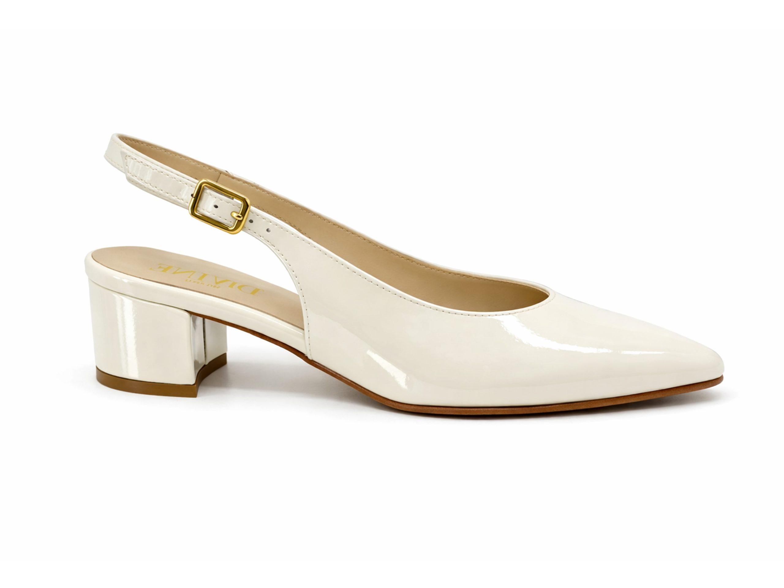 slingback in vernnice color bianco sabbia, tacco 4 largo, lato esterno