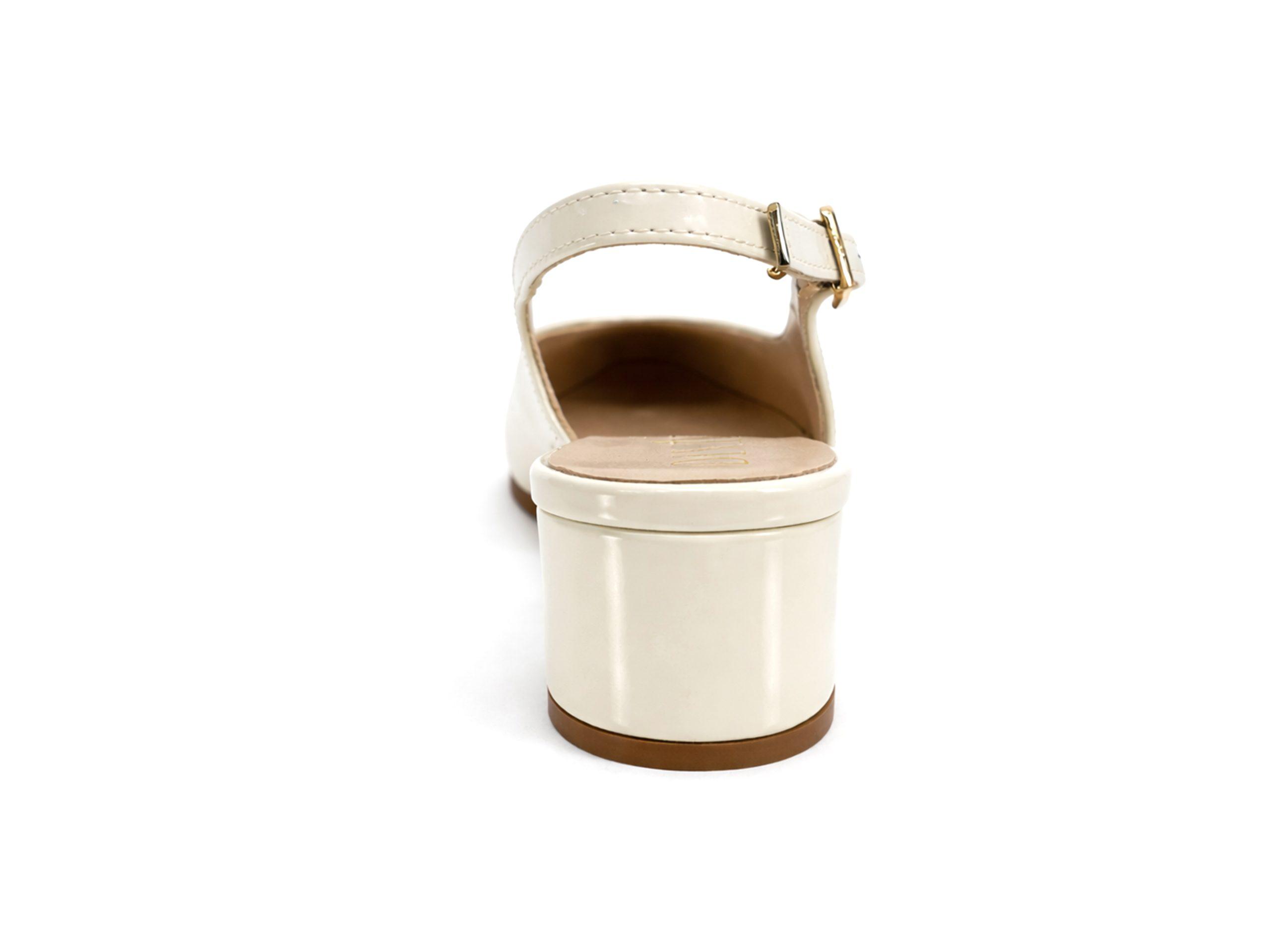 slingback in vernnice color bianco sabbia, tacco 4 largo, lato posteriore