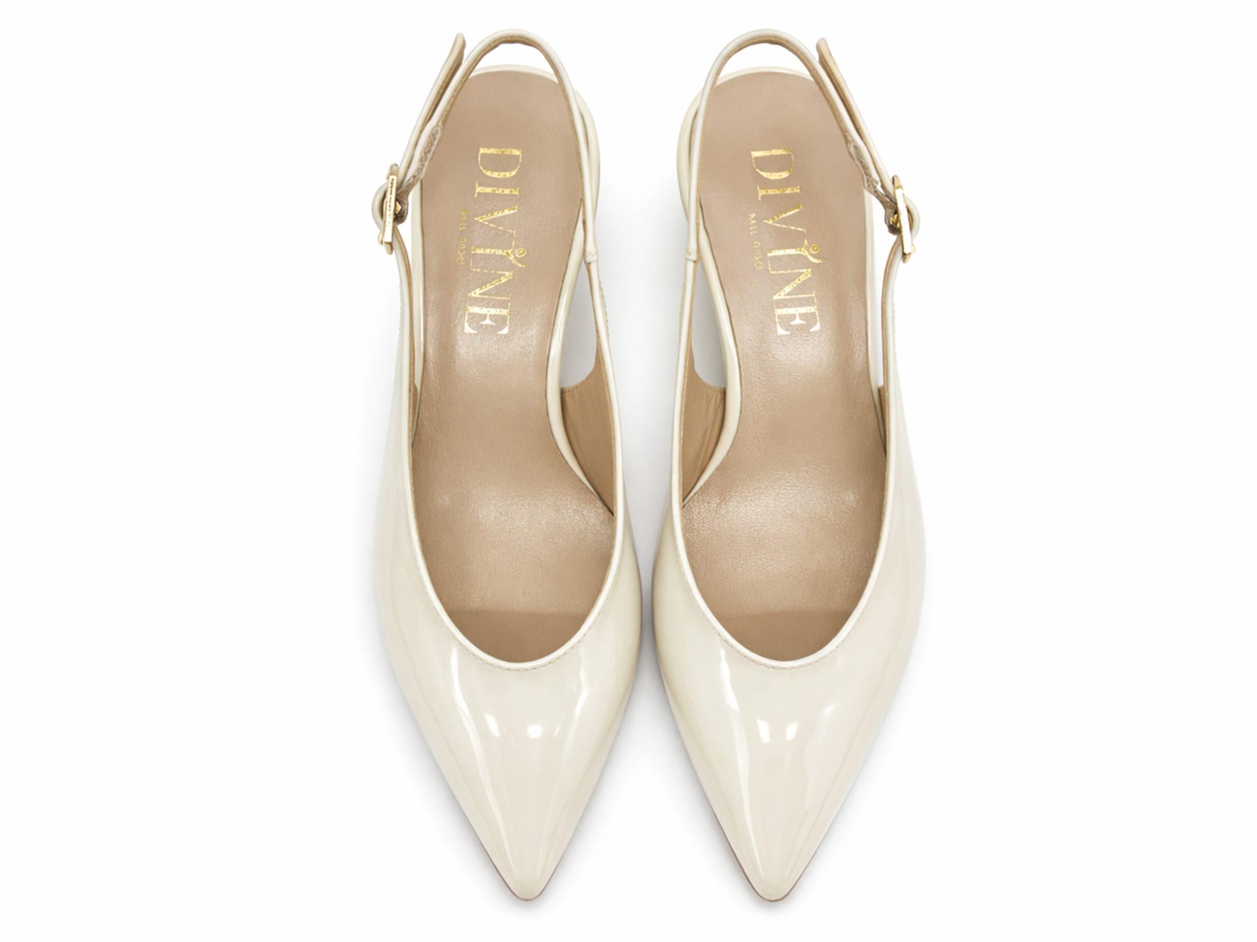 slingback in vernnice color bianco sabbia, tacco 4 largo, viste dall'alto