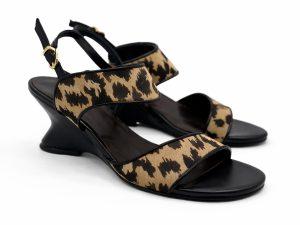 Sandalo in pelle e decorato su tessuto texturizzato animalier, zeppa da 7