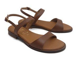 Sandalo flat in pelle color cuoio con soletta imbottita